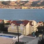 In Okrug Gornji 6130 تروغير