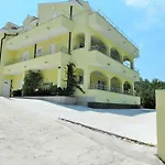 In Okrug Gornji 6130 شقة