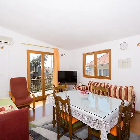 Apartman In Okrug Gornji 6130 *