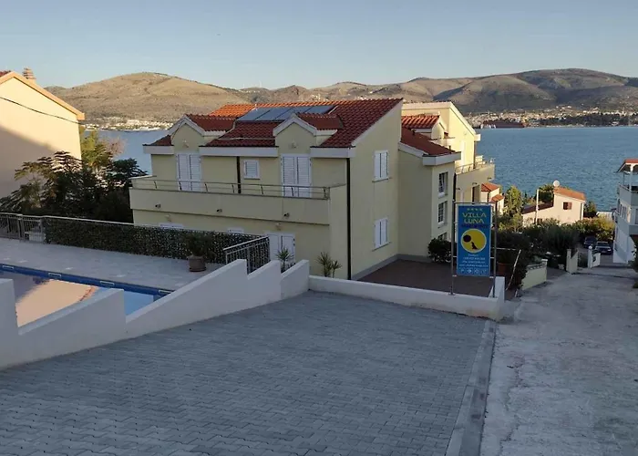 Apartman In Okrug Gornji 6130 *