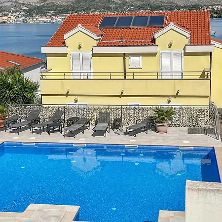 In Okrug Gornji 6130 アパート *