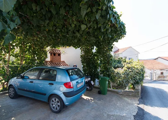 Apartment In Okrug Gornji 6130