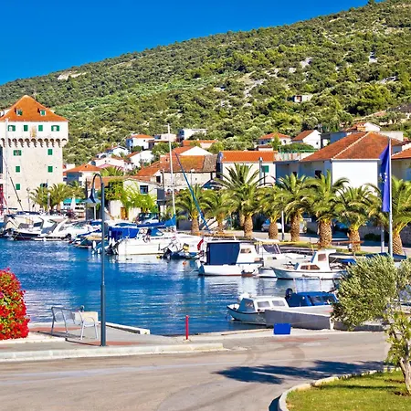 Apartment In Okrug Gornji 6130 *