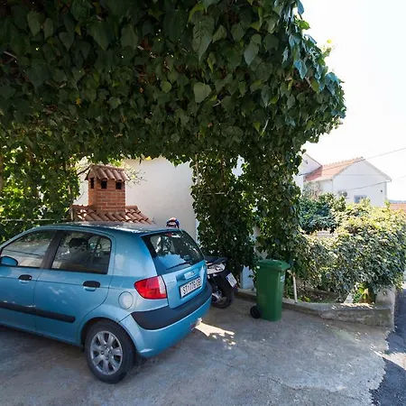 Apartment In Okrug Gornji 6130