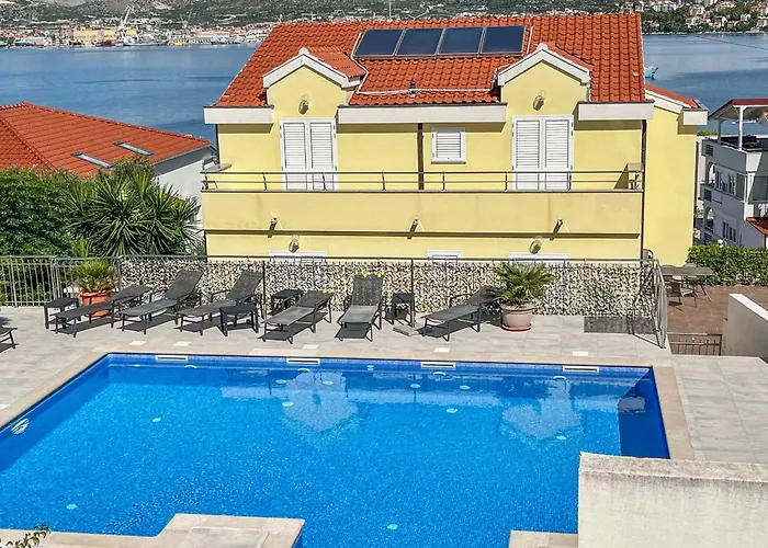 In Okrug Gornji 6130 公寓 *